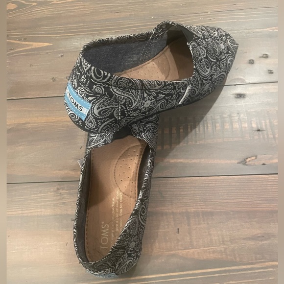 Toms Slip On Casual Classic Shoes. Like new. Worn once. - Picture 2 of 3
